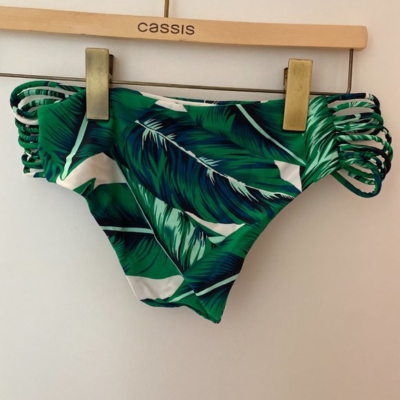 Bikini Set: 1 Top + 2 Bottoms - Picture 7 of 9